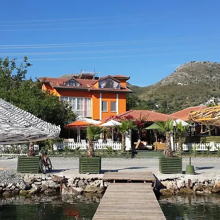 Δωμάτια σε οικογενειακή κατοικία Adasu
